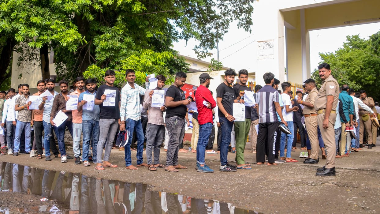 68.2% appeared for UP Constable Exam on the second day, 72 suspects were also caught; see full details