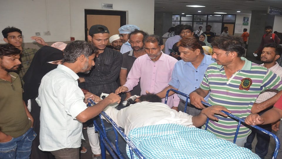 Rickshaw puller injured by bullet outside AMU