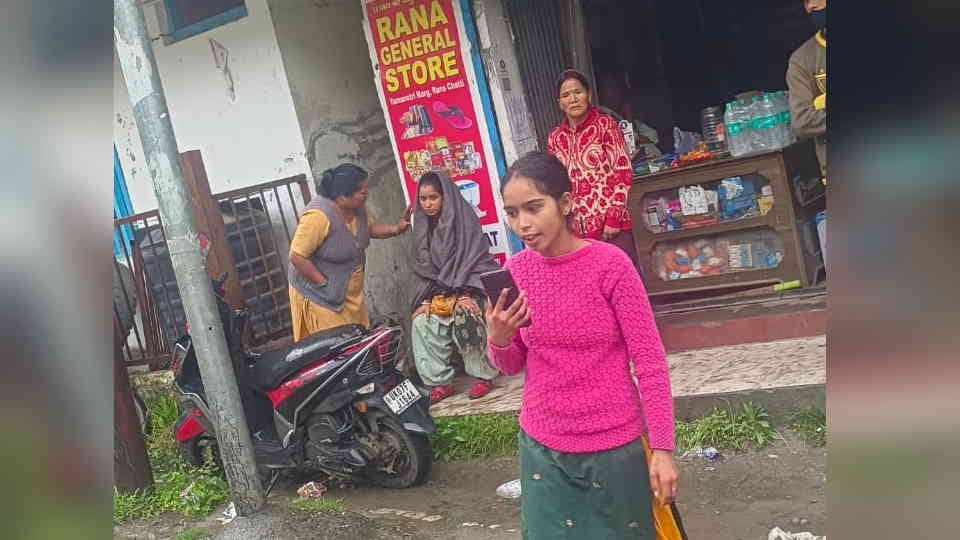 Uttarkashi News Pregnant woman gave birth to a baby girl in the gallery of a shop barkot