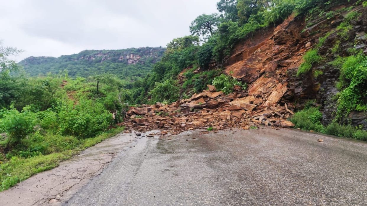 mountain debris fell on road due to heavy rains in Markundi valley