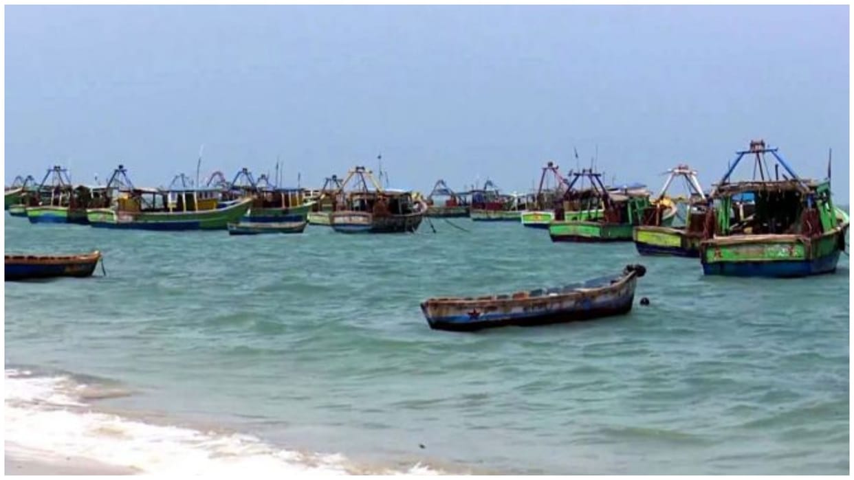 Sri Lankan Navy arrests 32 Indian fishermen Know All About it