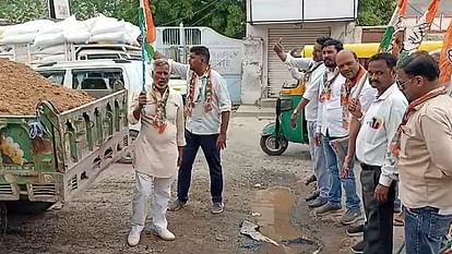 Bikaner: शहर में सड़कों पर गड्ढों की भरमार, विरोध में कांग्रेस कार्यकर्ताओं का अनोखा प्रदर्शन; फावड़ा लेकर… Unique protest by Congress workers due to potholes on roads in Bikaner