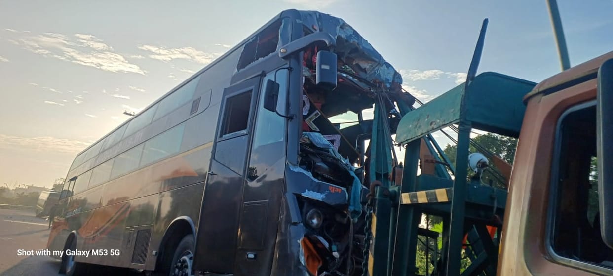 Kannauj Accident, Bus rams into truck, 12 passengers injured, accident averted due to drivers presence of mind