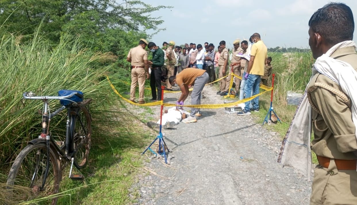 Main accused of Etawah triple murder shot dead, pistol and bicycle recovered, police engaged in investigation