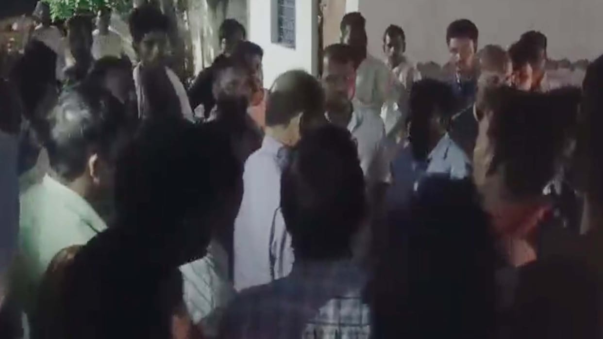 Kannauj: JE caught red handed taking bribe for domestic connection