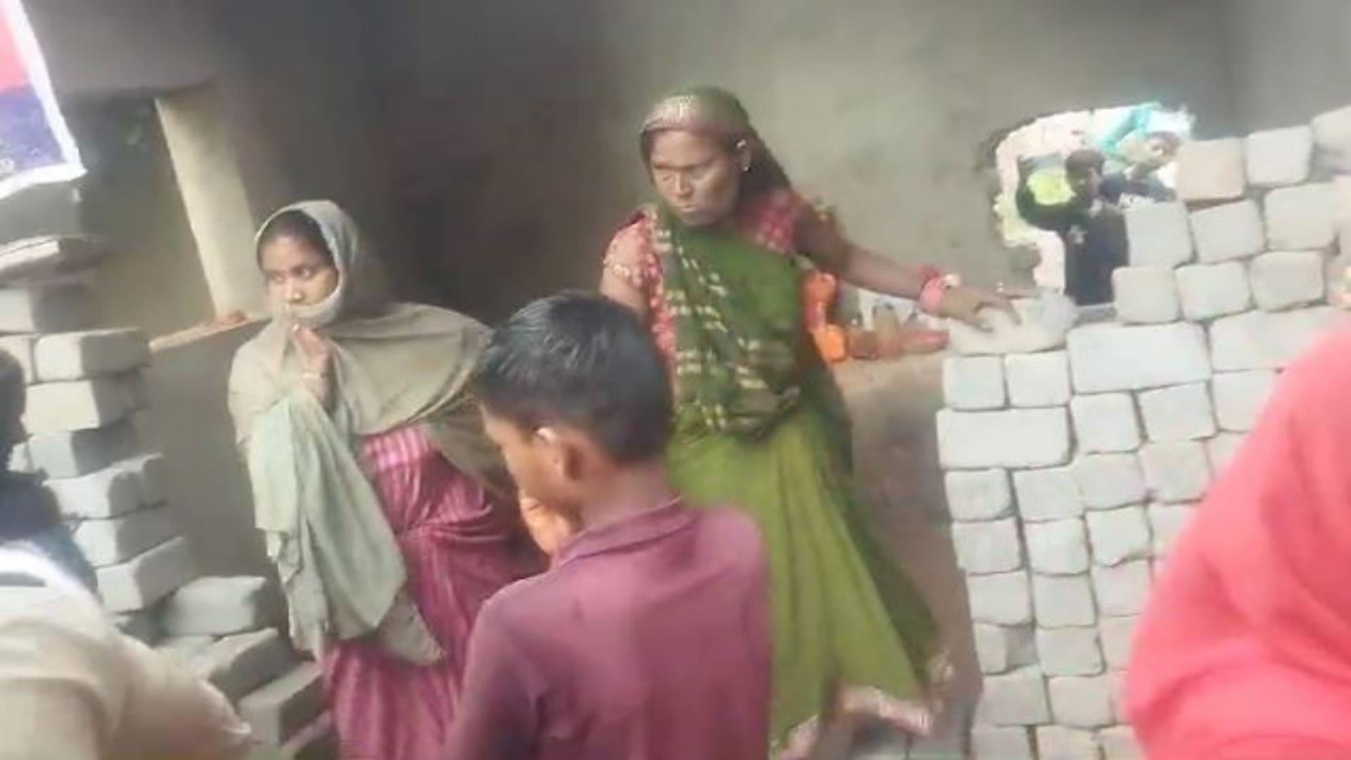 मंदिर के पास मौजूद महिलाएं