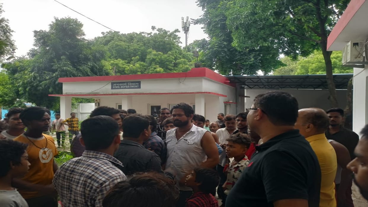 Woman's leg divided into two parts due to falling of dilapidated pole, people demonstrated at Municipal Corpor