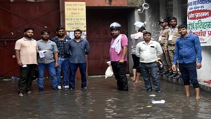 पुलिस भर्ती परीक्षा: बारिश में बह गए खाकी पहनने के ख्वाब, रो पड़े इंजीनियर,12 अभ्यर्थियों की छूटी परीक्षा Dreams of wearing khaki washed away in the rain