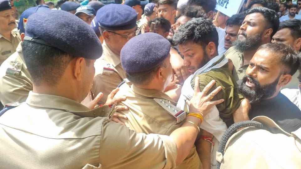 students took out a procession demanding a CBI investigation into the nurse murder case in rudrapur