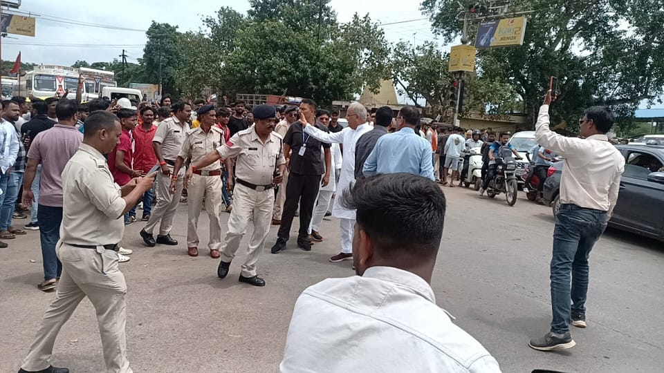 Big lapse in former CM security convoy stopped and security personnel misbehaved with in Durg