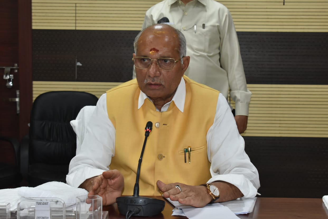 Animal Husbandry and Dairy Development Minister Dharampal Singh reviewed situation at Varanasi
