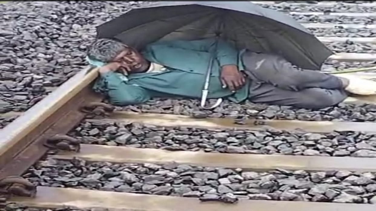 The pilot woke up the middle-aged man sleeping with an umbrella on the railway track after stopping the train,