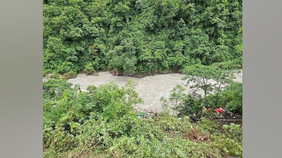 bus carrying tourists from Gorakhpur to Kathmandu fell into a ditch many died see photos