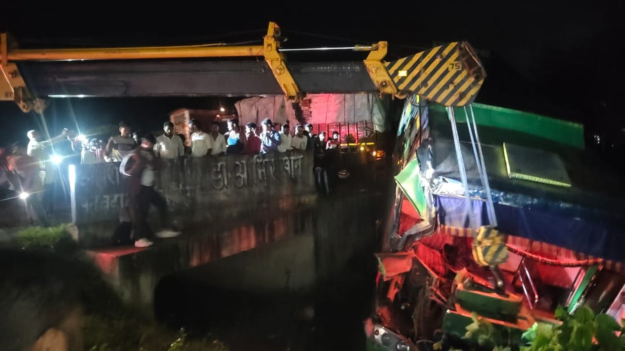 Sleeper bus carrying 200 people falls into ditch teenager dies in Bareilly
