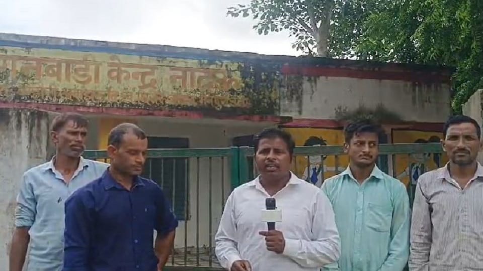 Condition of government schools in Mainpuri teacher not reach school on time  lock found hanging somewhere