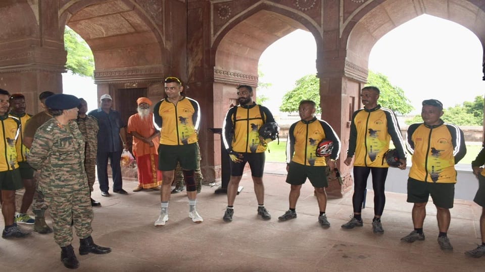 Soldiers coming from Siachen honored in Salimgarh Reached Agra after covering a distance of 5500 km