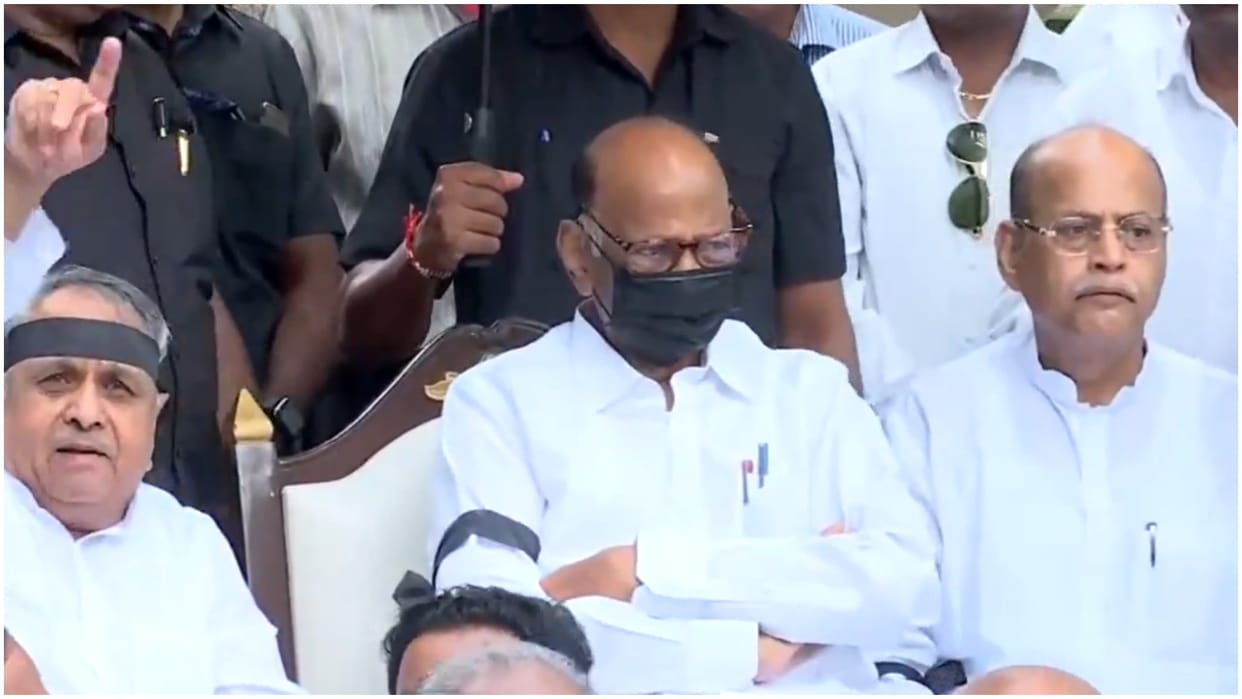 Sharad Pawar sitting on strike in Pune wearing black band news in hindi