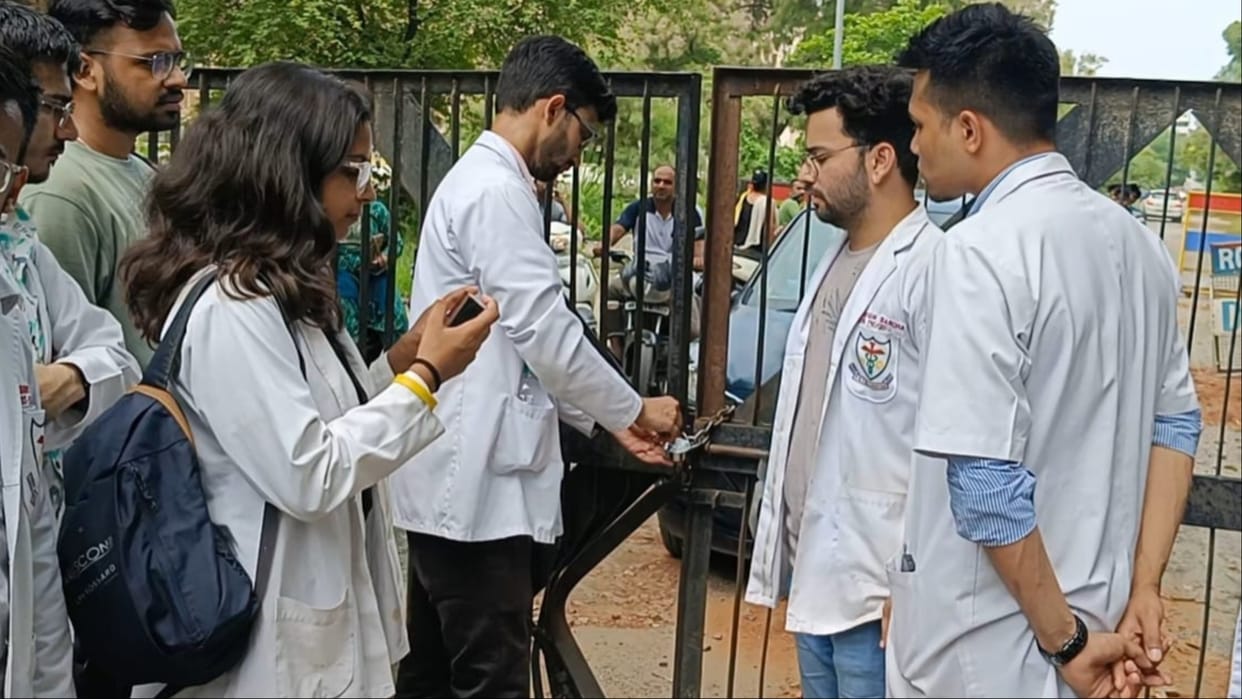 Rohtak: Gate number 6 locked for three hours, permission to enter on showing ID card