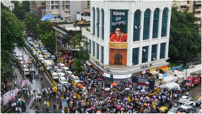 Sharad Pawar sitting on strike in Pune wearing black band news in hindi