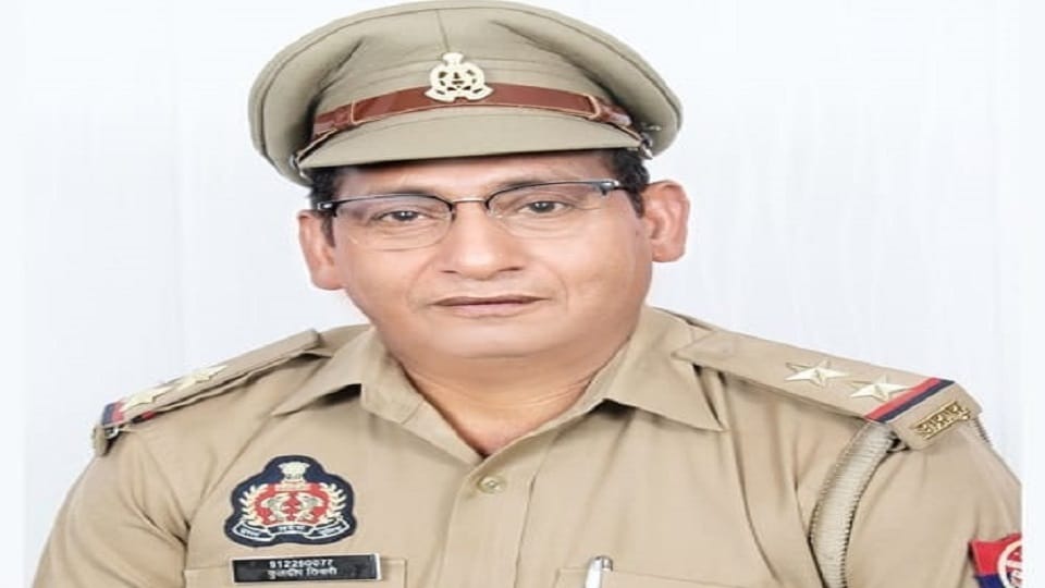 up police daroga died after falling from balcony of Etmadaulah police station complex in Agra