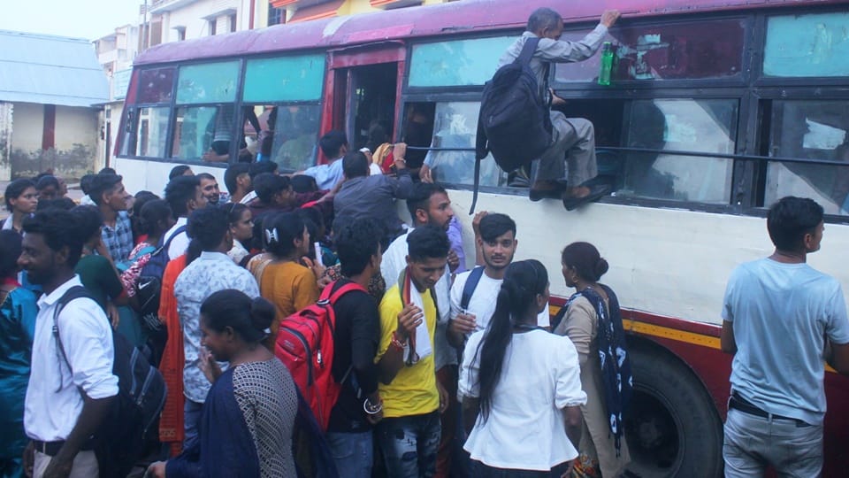 UP constable exam: Fight seats in buses, reserve buses also fell short, youth kept waiting trains