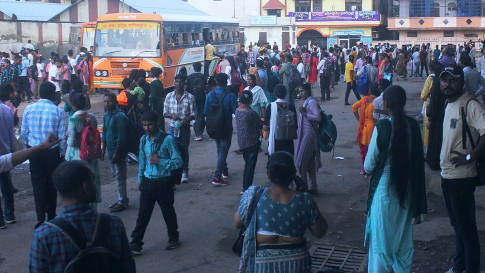UP constable exam: Fight seats in buses, reserve buses also fell short, youth kept waiting trains