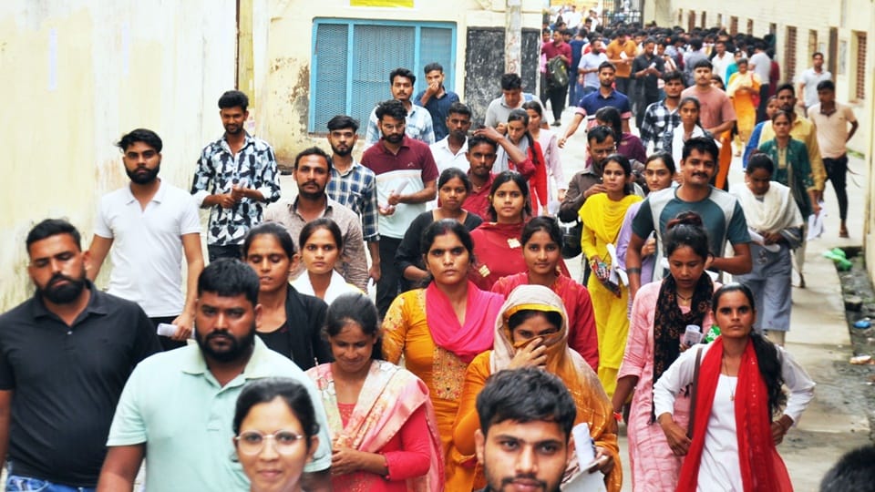 Bihar News : Bihar Police Constable Exam candidates arrested ran away with OMR carbon copy