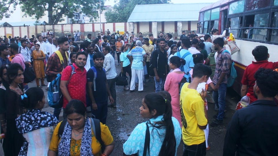 UP constable exam: Fight seats in buses, reserve buses also fell short, youth kept waiting trains