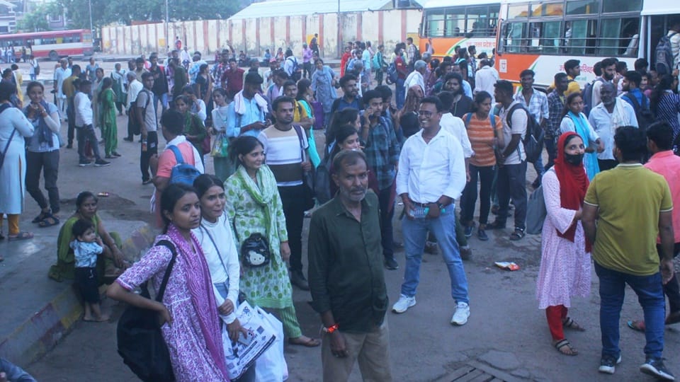 UP constable exam: Fight seats in buses, reserve buses also fell short, youth kept waiting trains