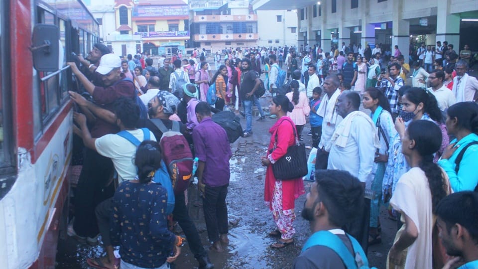 UP constable exam: Fight seats in buses, reserve buses also fell short, youth kept waiting trains