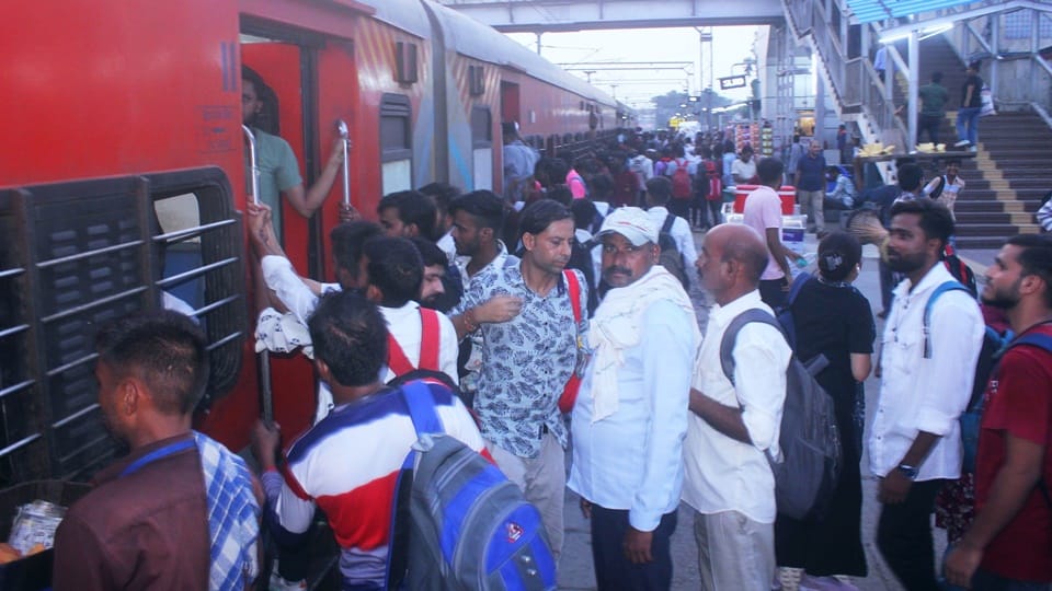 UP Police Constable Exam 2024 Aspirants crowd hotels in Moradabad meals run out due to High Demand
