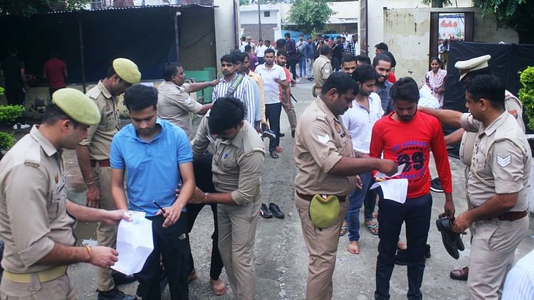 यूपी सिपाही भर्ती: तीसरे दिन की परीक्षा जारी, अब तक 4 सॉल्वर समेत 10 गिरफ्तार, बंडल की सील टूटी होने पर हंगामा