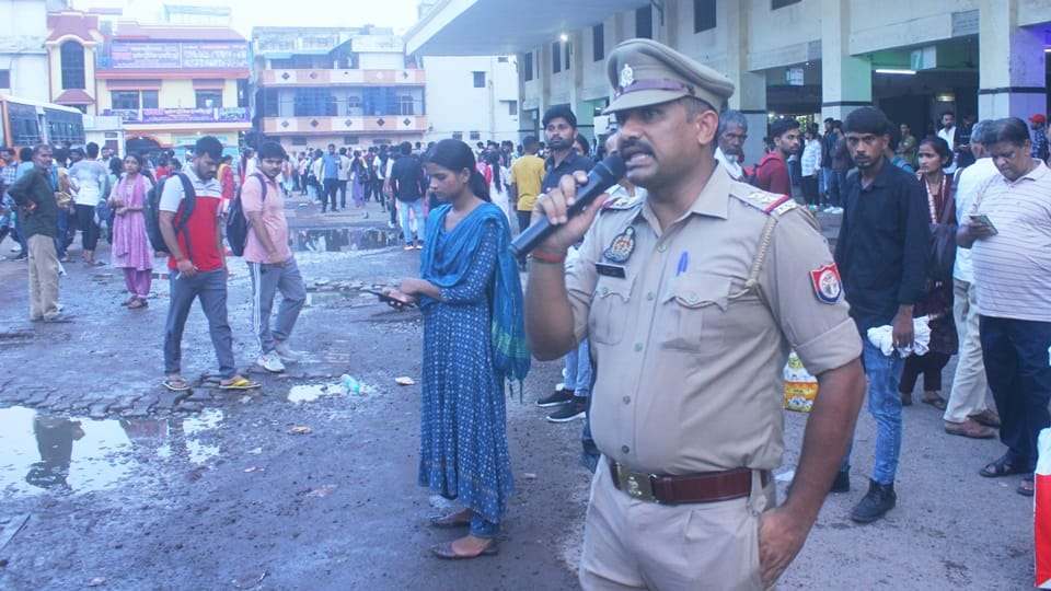 UP Police Constable Exam 2024 Aspirants crowd hotels in Moradabad meals run out due to High Demand