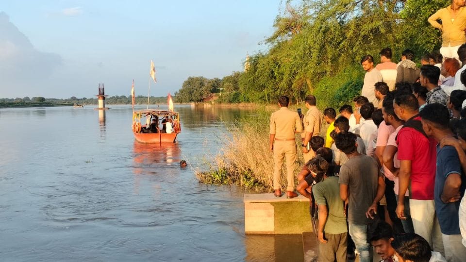 Two children who had gone to eat bhandara at Shanidev temple in Agra drowned in Yamuna