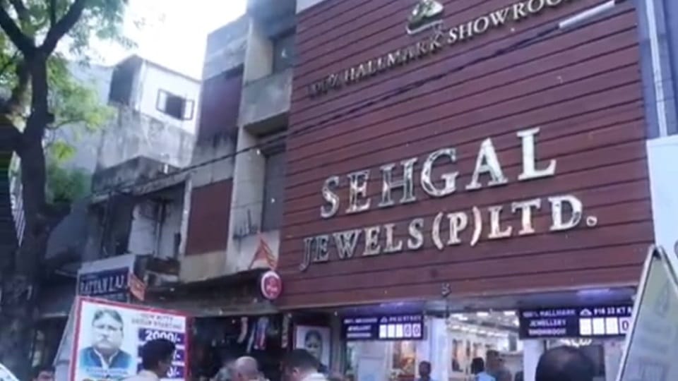 Delhi: Firing outside jewelery showroom, miscreants demanded ransom of Rs 1 crore