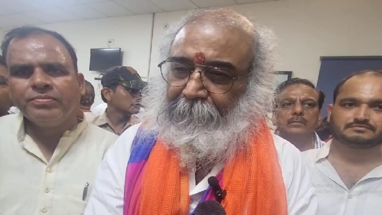 Acharya Pramod Krishnam took a jibe at Rahul Gandhi and Akhilesh Yadav