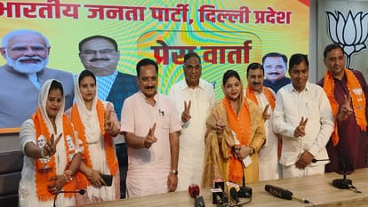 आम आदमी पार्टी के पांच पार्षद भाजपा में शामिल हुए