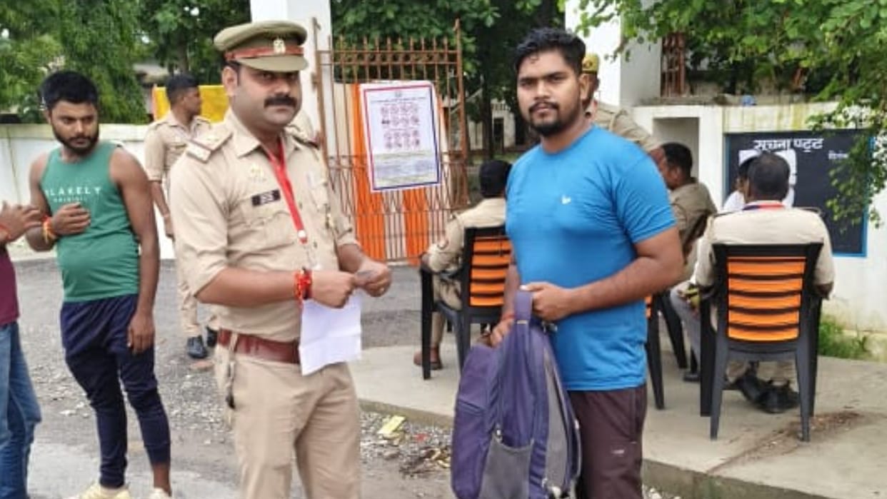 Police got the bag of candidate in varanasi left auto entry was not allowed without ID