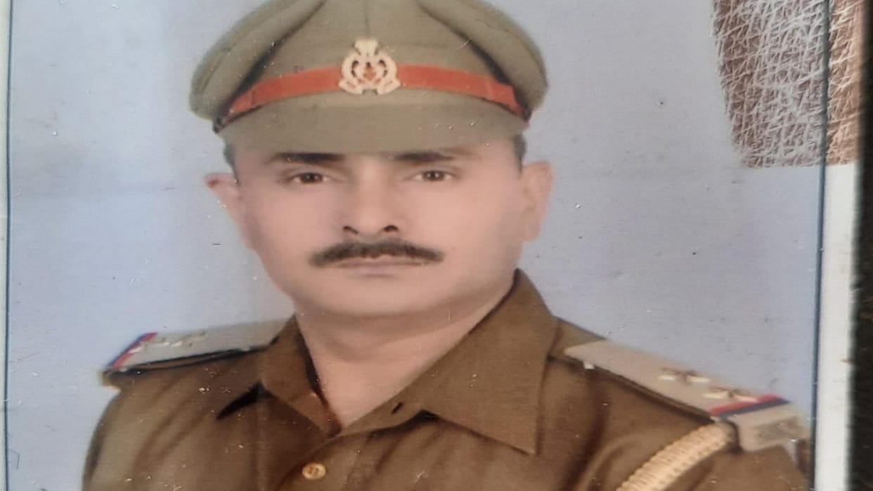 Inspector posted in Bhadohi died after being hit by a train at Jhunsi station, the accident happened due to hi