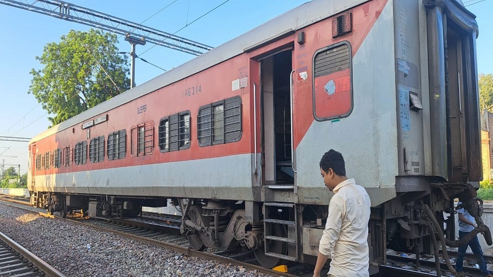 Kisan Express divided into two factions, eight coaches separated and reached the railway station