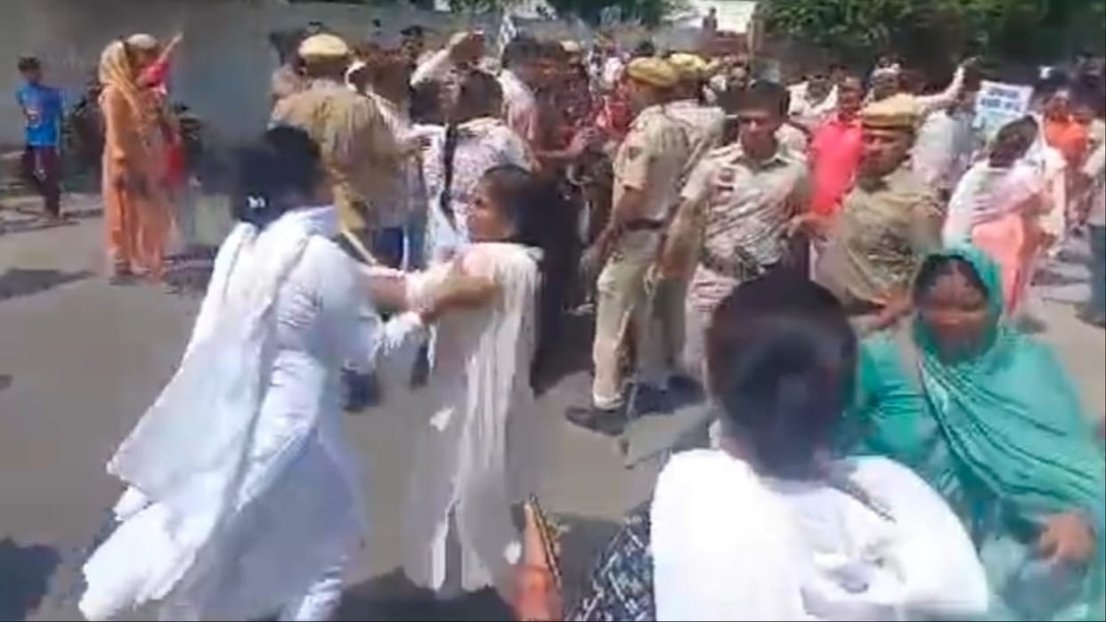 Haryana: BJP and Congress workers clashed outside the office of Congress MLA