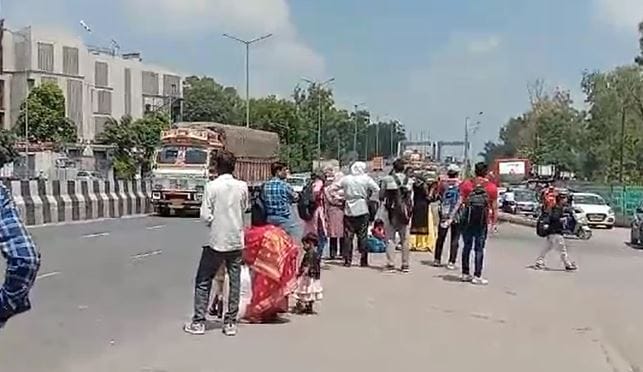 Waiting for the bus in the scorching sun made one miserable travelling in Duggars vehicles