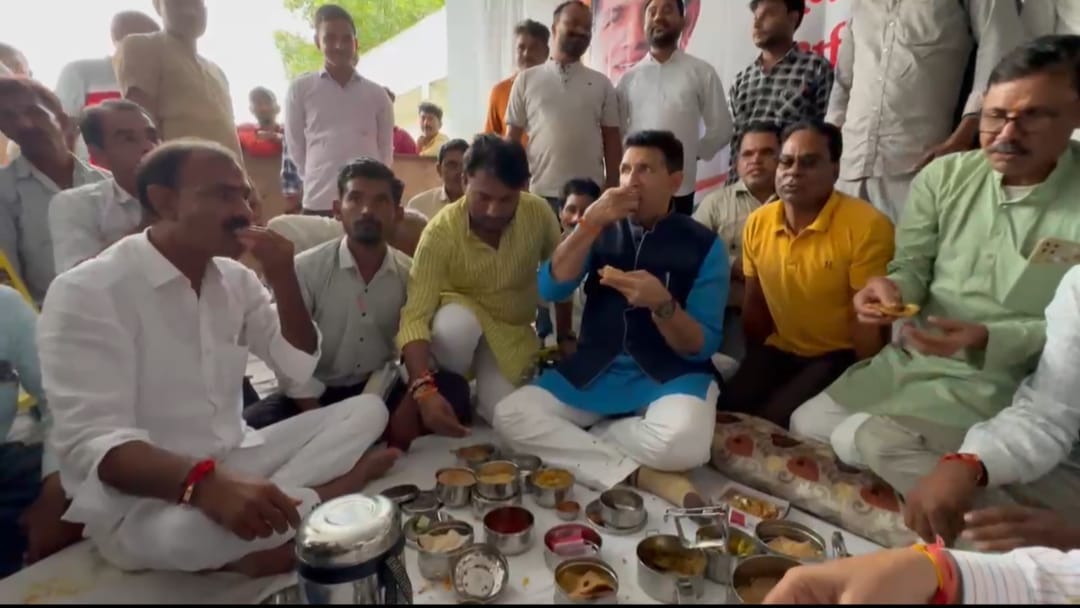 Jitu Patwari's tiffin party in Shivraj Singh's stronghold Budhni, Patwari gave the mantra of victory to the wo