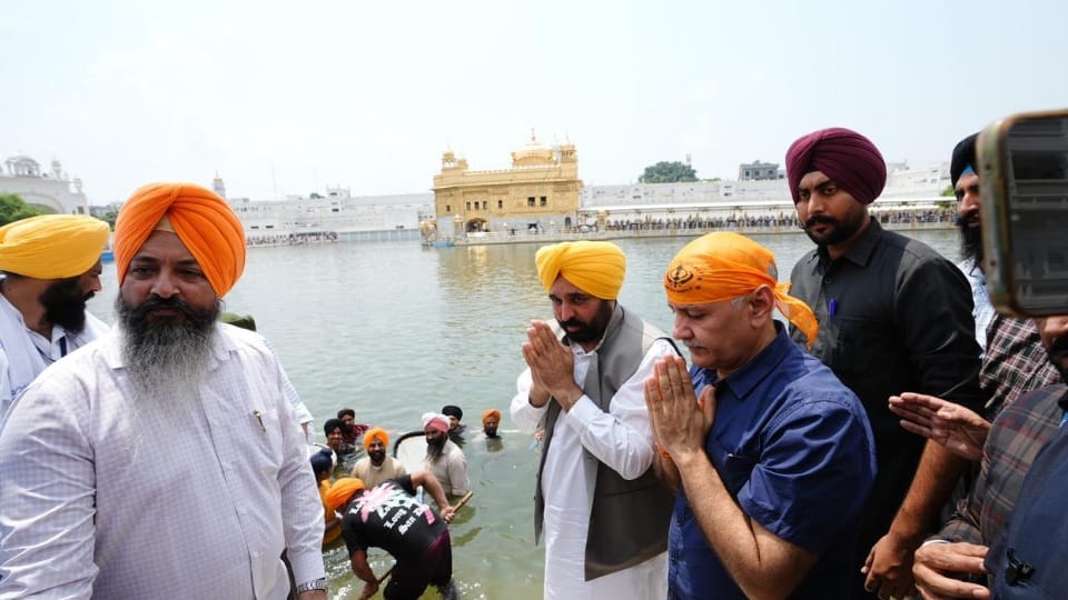 Former Delhi Deputy CM Manish Sisodia visit in golden temple Amritsar