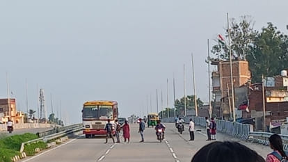 In Gorakhpur, Angry candidates threw stones at roadways bus in Gagaha