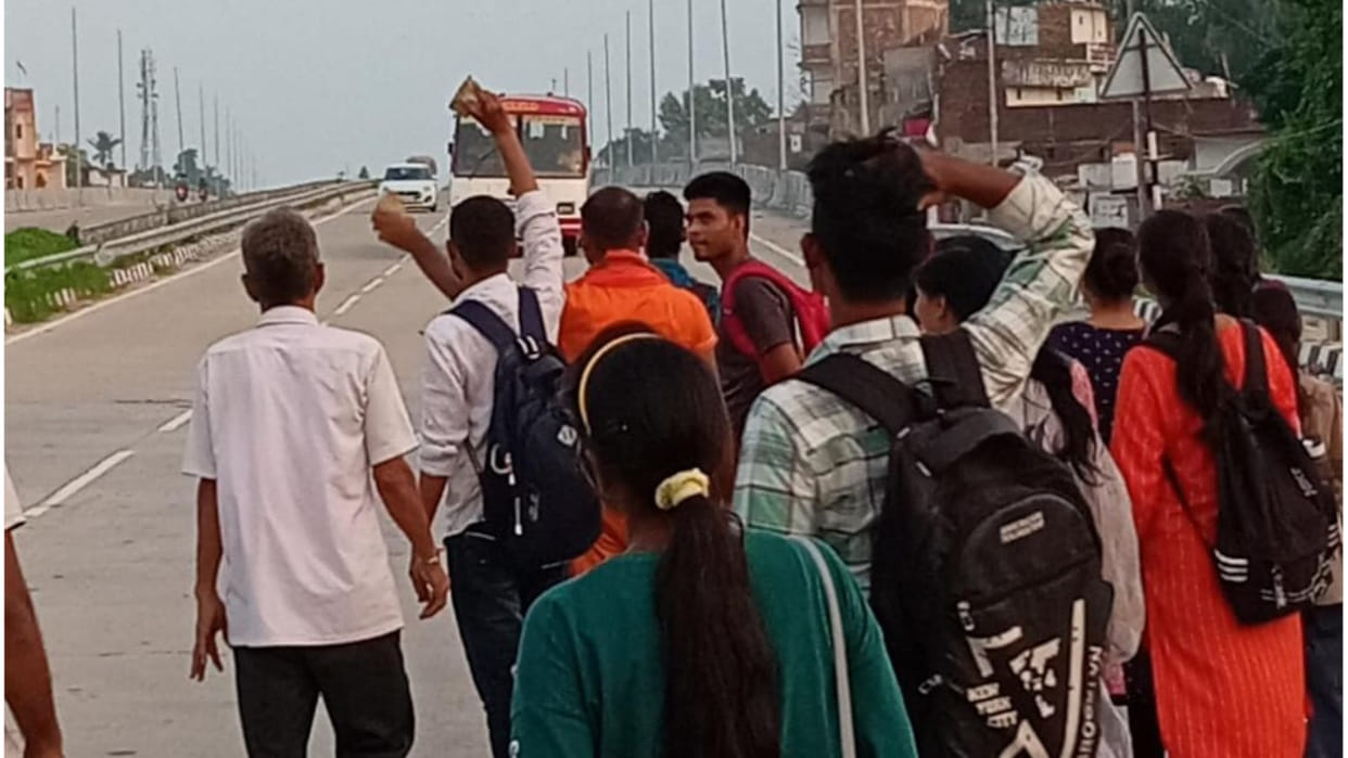 In Gorakhpur, Angry candidates threw stones at roadways bus in Gagaha