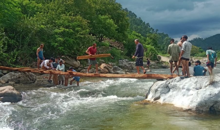 Uttarkashi News villagers themselves got together built temporary bridge over river