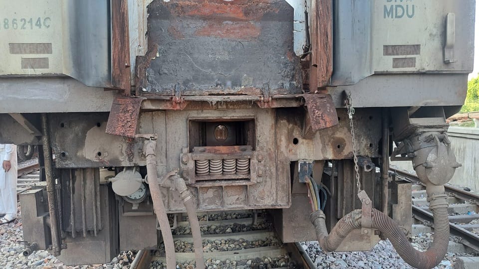 Kisan Express divided into two factions, eight coaches separated and reached the railway station