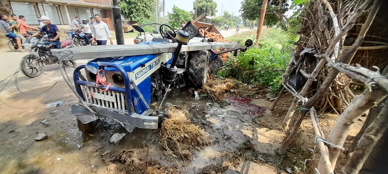 Tractor-trolley carrying bricks overturned, driver and laborer died, bodies sent for post-mortem