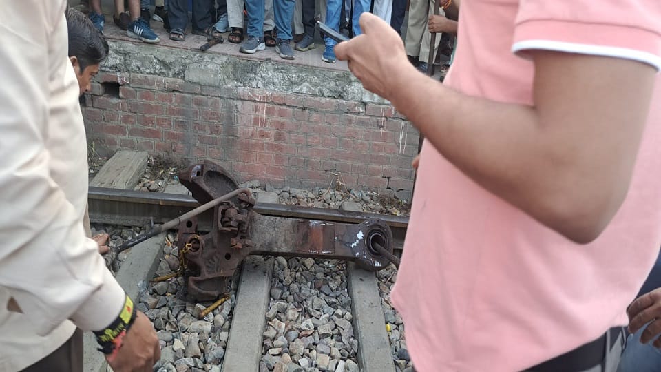 Kisan Express divided into two factions, eight coaches separated and reached the railway station